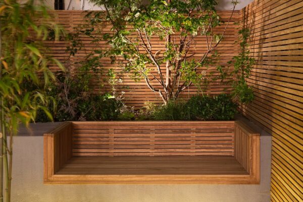 Maßgefertigte moderne Betonbank mit Holz, Pflanzbeet und Holz-Sichtschutzwand